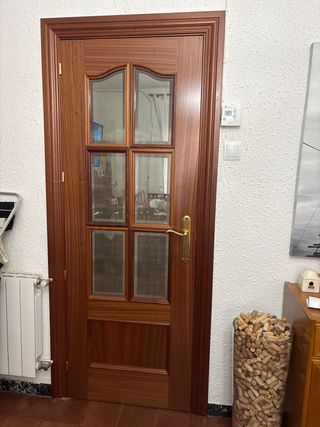 Puerta de madera con cristal