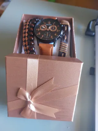 SAN VALENTÍN.. SIN ESTRENAR..RELOJ y 3 PULSERAS