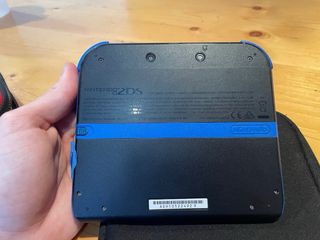 Nintendo 2DS Negra + Cargador y Funda