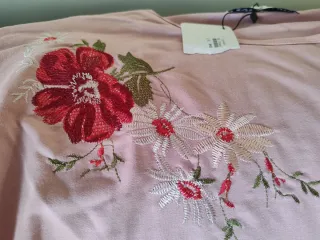 Camiseta rosa con bordado floral