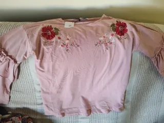 Camiseta rosa con bordado floral