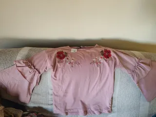 Camiseta rosa con bordado floral