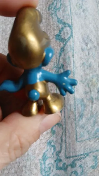 Puffo dorato  Lieve puntino bianco dietro la mano