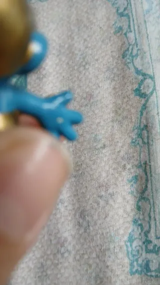 Puffo dorato  Lieve puntino bianco dietro la mano