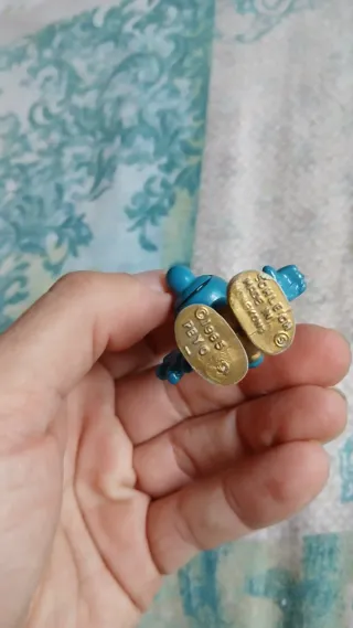 Puffo dorato  Lieve puntino bianco dietro la mano