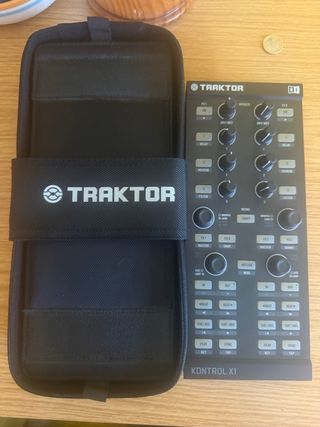 Controlador DJ Traktor Kontrol X1 con funda