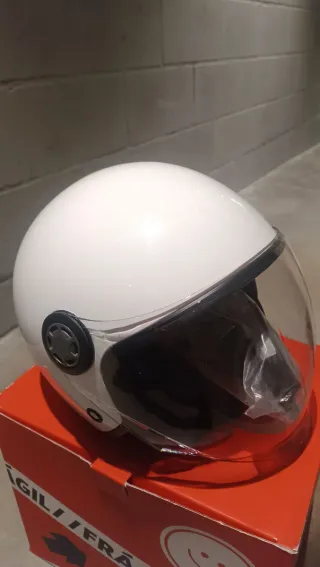 Casco de moto blanco con visera