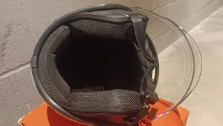 Casco de moto blanco con visera