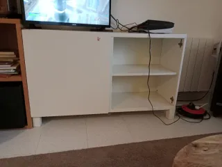 Mueble TV blanco con puerta corredera