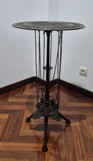 Mesa auxiliar antigua de metal