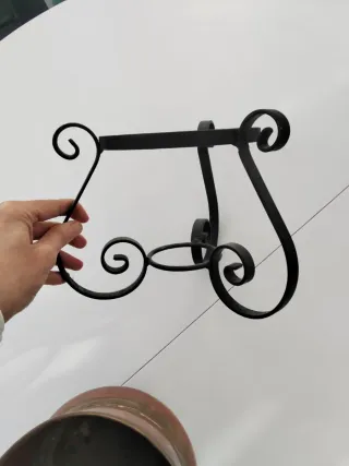 Soporte pequeño para maceta de hierro forjado