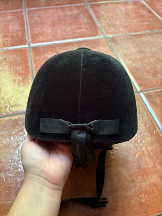 Casco de montar negro con lazo.