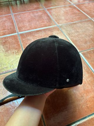 Casco de montar negro con lazo.