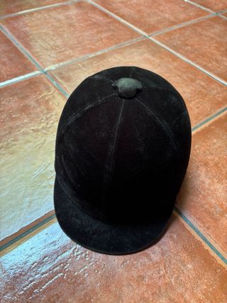 Casco de montar negro con lazo.