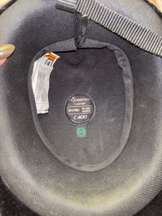 Casco de montar negro con lazo.