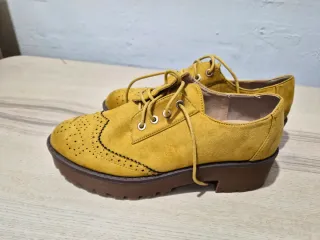 Zapatos amarillos con cordones y suela gruesa