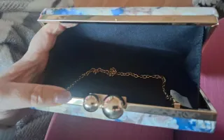 Cartera de vestir dorada y multicolor