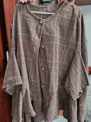 Capa poncho cuadros marrón y rojo