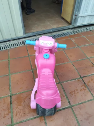 Moto de juguete rosa
