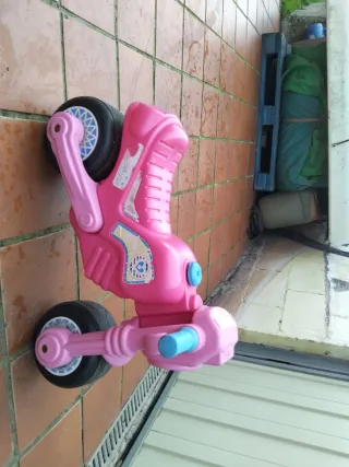Moto de juguete rosa