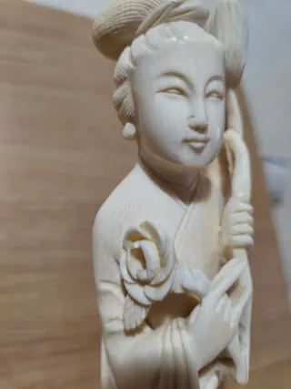 Figura Geisha con Flor de Loto