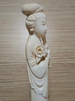 Figura Geisha con Flor de Loto