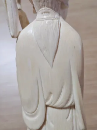 Figura Geisha con Flor de Loto