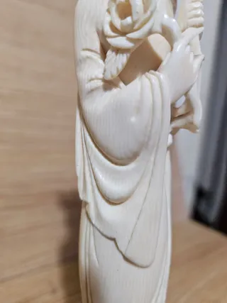 Figura Geisha con Flor de Loto