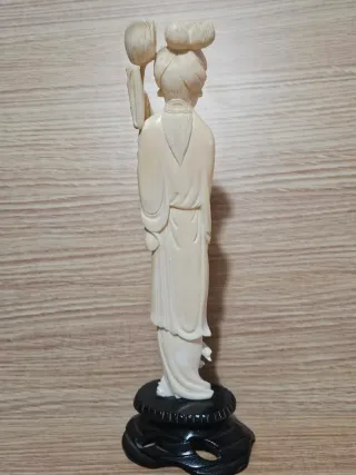 Figura Geisha con Flor de Loto