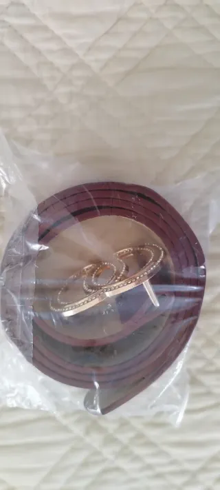 Cinturón burdeos con hebilla dorada