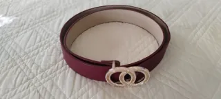 Cinturón burdeos con hebilla dorada