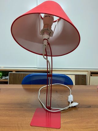 Lámpara de mesa roja y blanca