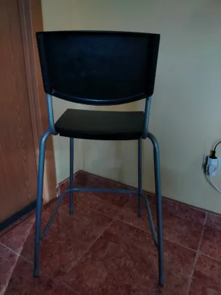 Taburete alto negro y gris