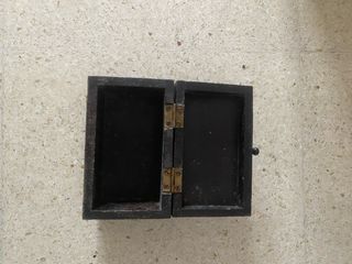 Caja decorativa de madera con diseño tejido