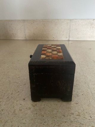 Caja decorativa de madera con diseño tejido