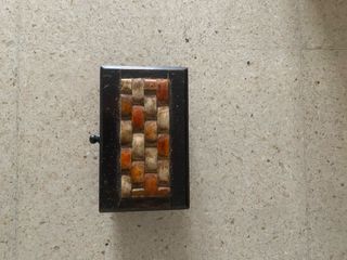 Caja decorativa de madera con diseño tejido