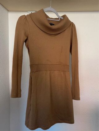 Vestido marrón cuello alto manga larga