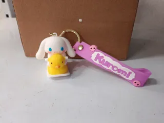 Llavero Kuromi blanco con patito