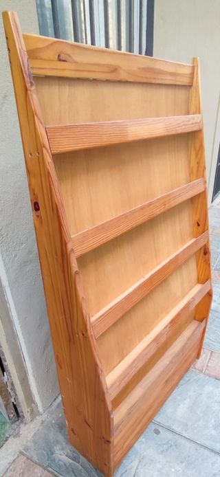 Librería de madera artesanal