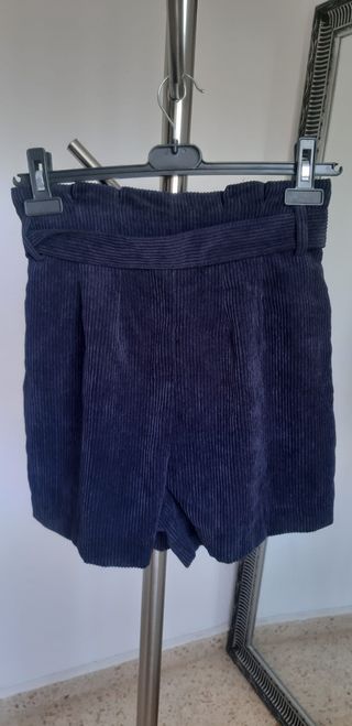 Pantalón corto de tiro alto nuevo sin estrenar. De