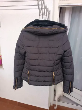 Cazadora acolchada mujer negra