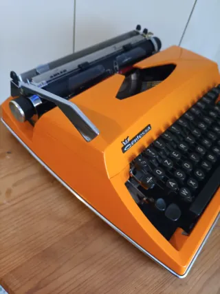 Máquina de escrever Adler Contessa laranja