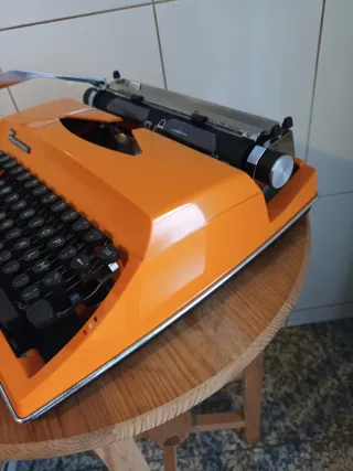 Máquina de escrever Adler Contessa laranja