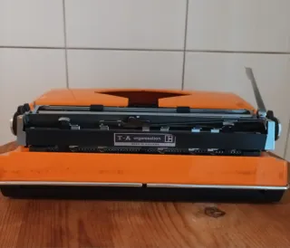 Máquina de escrever Adler Contessa laranja