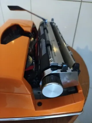 Máquina de escrever Adler Contessa laranja