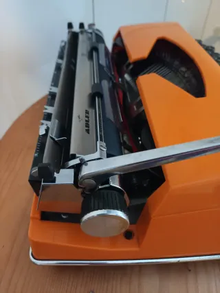 Máquina de escrever Adler Contessa laranja