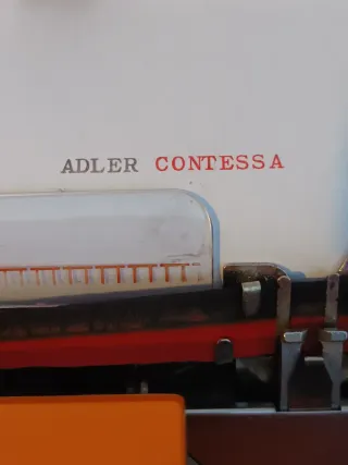 Máquina de escrever Adler Contessa laranja