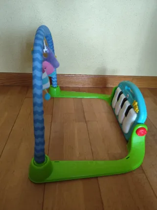 Piano infantil musical con arco de juegos