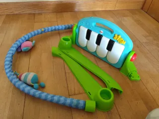 Piano infantil musical con arco de juegos