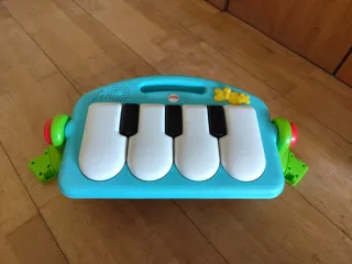 Piano infantil musical con arco de juegos
